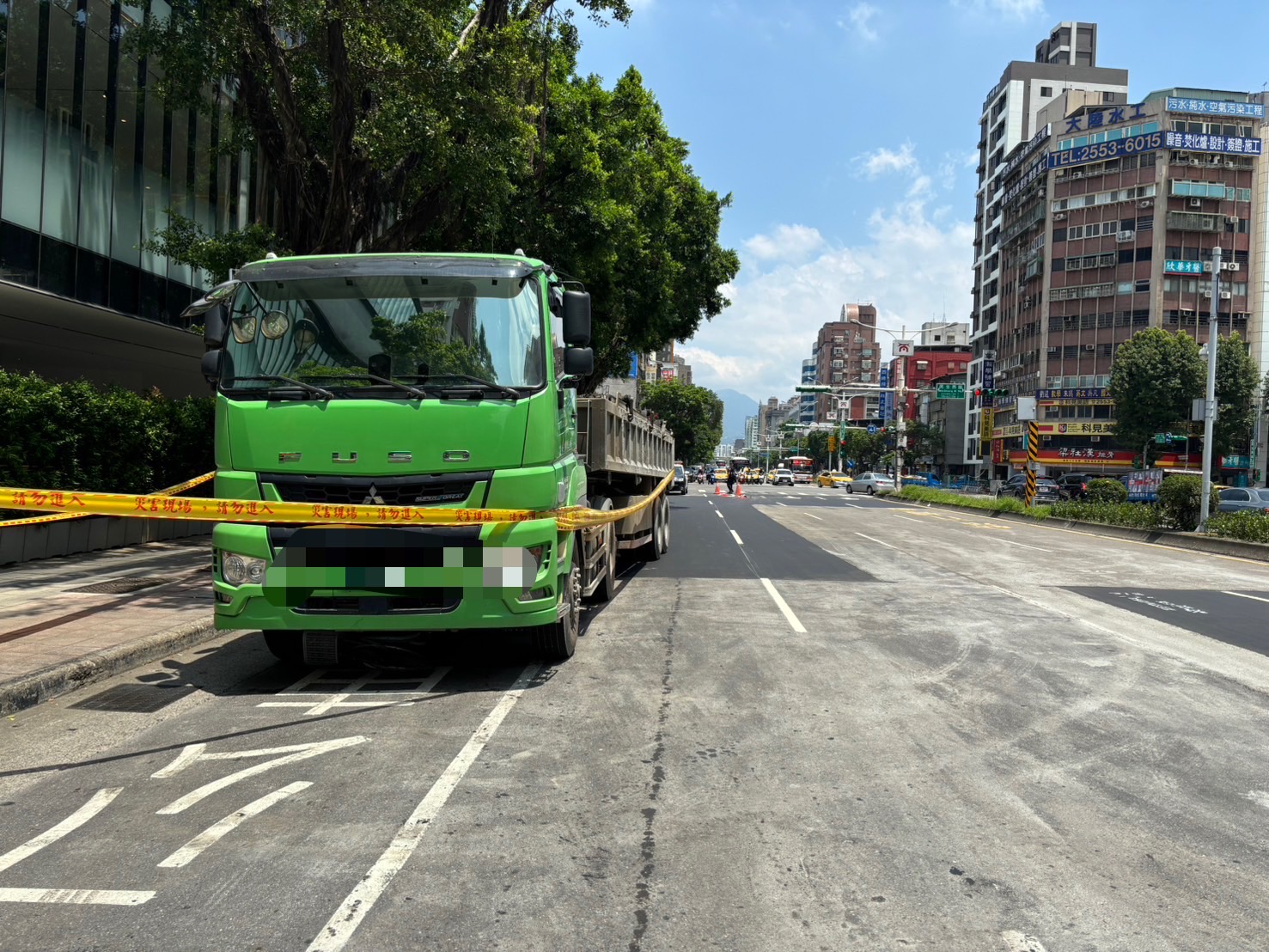 一輛營業曳引車由葉姓駕駛（62年次）駕駛，與同向行駛之自行車發生碰撞。自行車駕駛張姓女子（40年次）當場死亡。（記者 黃荷琇翻攝）