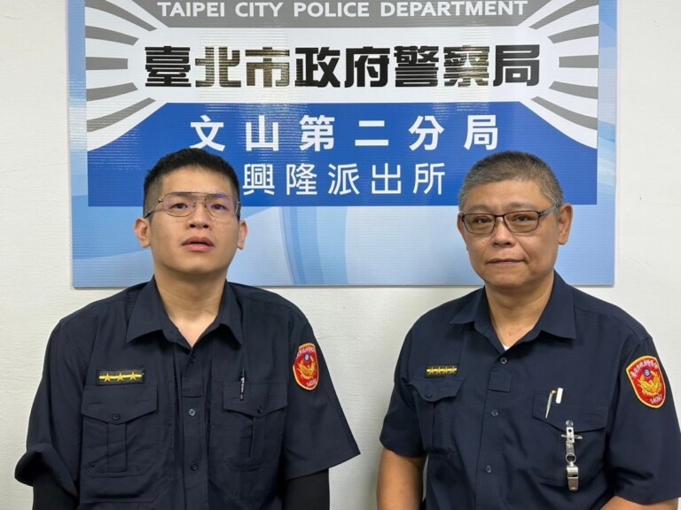 興隆所巡佐包聖慶（圖右）、警員楊朝鈞（圖左）兩人合力徒手將故障車輛推至路邊安全處所。（記者 黃荷琇翻攝）