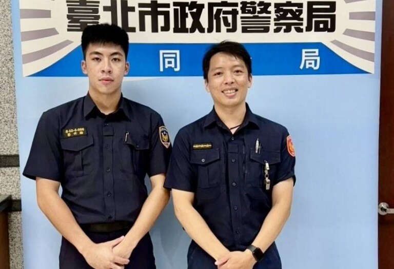 寧夏路派出所警員王文宏(右)、實習生蔡升瀚(左)秉持服務熱忱，為市民提供協助。（記者 黃荷琇翻攝）