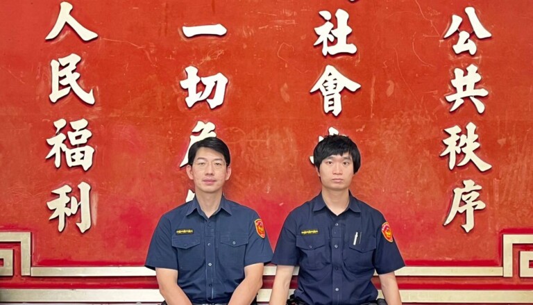 萬芳派出所警員劉宗文（圖左）、陳致瑋（圖右）在新店區復興路與中正路口發現迷途的吳姓男子，將其帶返派出所，並通知家屬接回。（記者 黃荷琇翻攝）