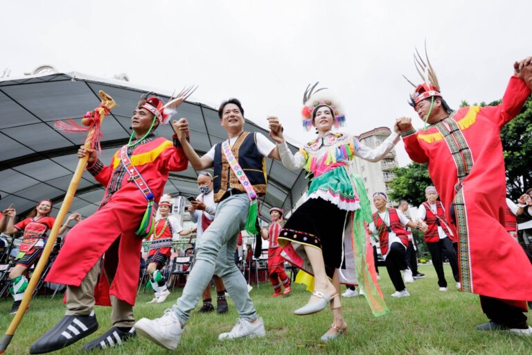 年度盛會原住民聯合祭典，邱臣遠代理市長與林慈愛議員，與民眾齊跳大會舞同歡。（圖/記者黃溎芬翻攝）