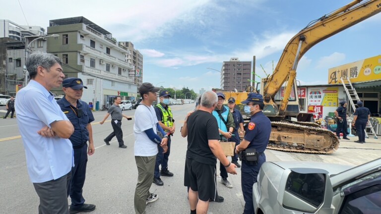 三峽警方聯合第三方警政拆除地下賭場違章鐵皮屋。（記者徐煜勝翻攝）