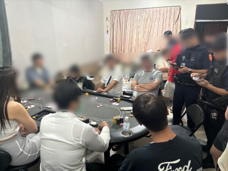 大安分局新生南路派出所員警查獲德州撲克職業賭場。（記者徐煜勝翻攝）