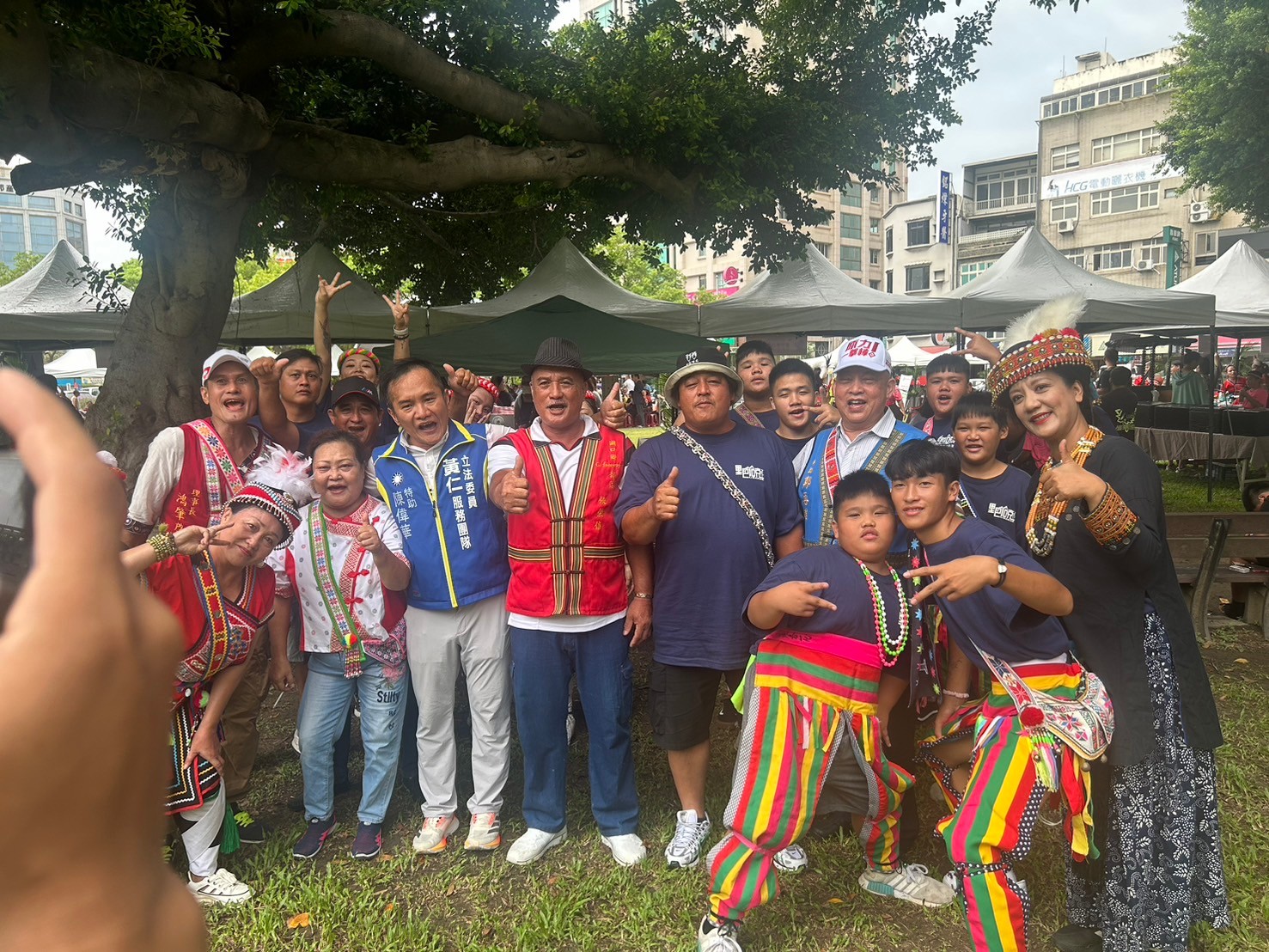 黃仁服務團隊代表和新竹市阿美族文化發展協會等各原民團體合影。(圖／黃仁國會辦公室)