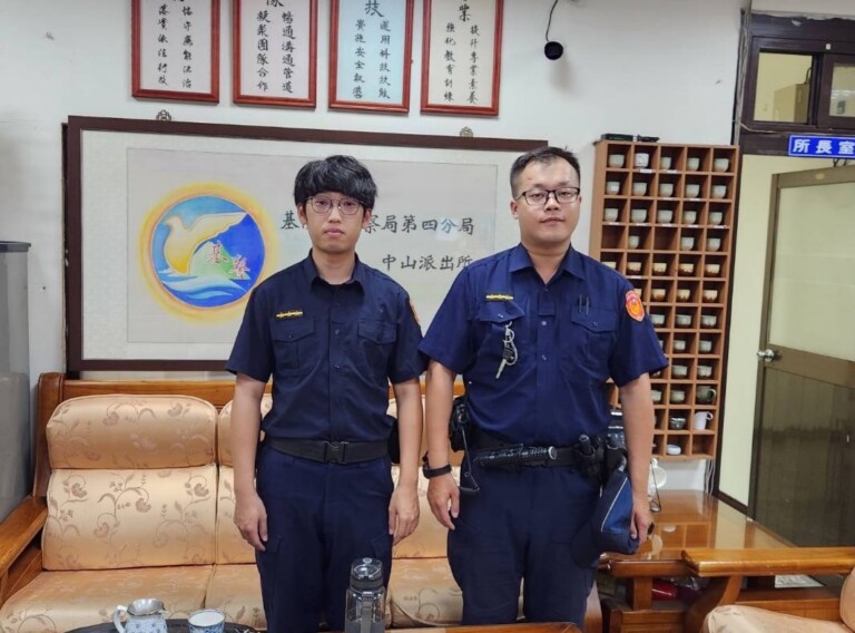 基隆市警察局第四分局中山派出所警員周建邦、李翊煜（左至右）。（記者薛秀蓮翻攝)