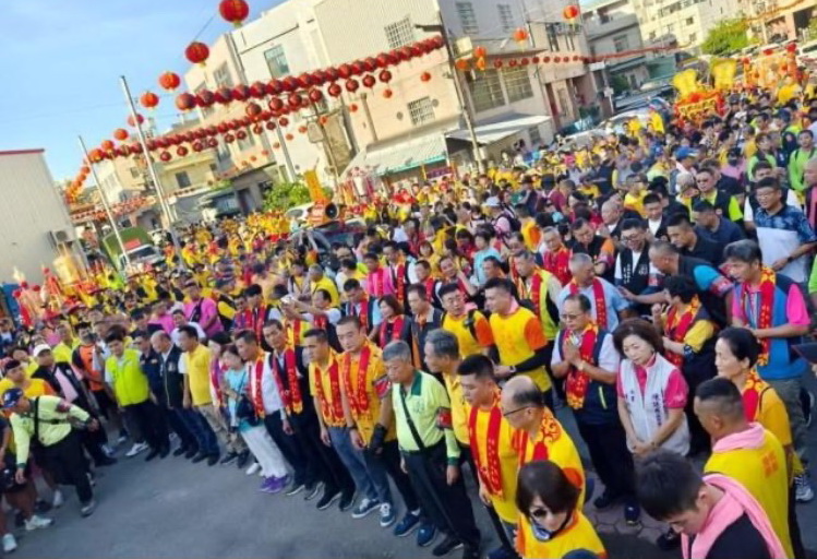 梧棲區大庄浩天宮「大庄媽」百年古香路徒步北港朝天宮進香，清晨七時起駕，現場人潮、車潮聚集，場面十分盛大。(翻攝自網路)