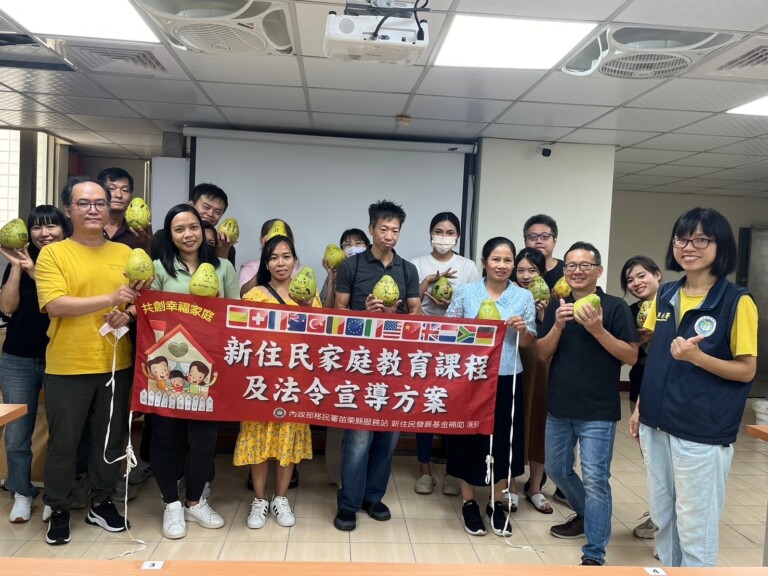 移民署苗栗縣服務站特別於中秋前夕，邀請新住民家庭一起體驗臺灣中秋節文化，認識中秋傳統典故及節慶的寓意，並透過共同彩繪文旦柚活動，凝聚夫妻之間感情。(記者 張艷君翻攝）