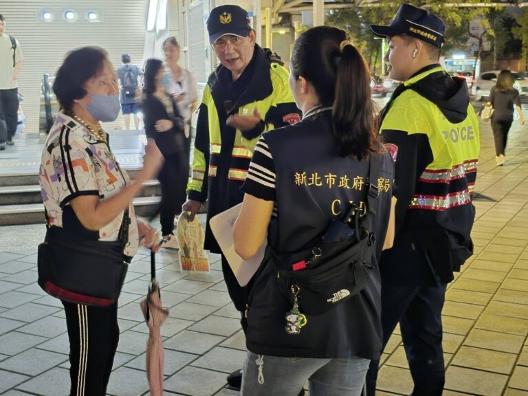 板橋警於鬧區車站對民眾作反詐宣導。（記者徐煜勝翻攝）