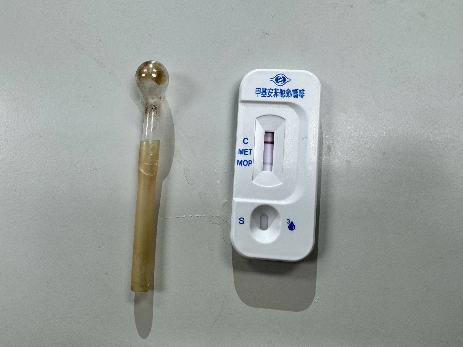 從通緝犯身上查獲安非他命、吸食器。（記者薛秀蓮翻攝)