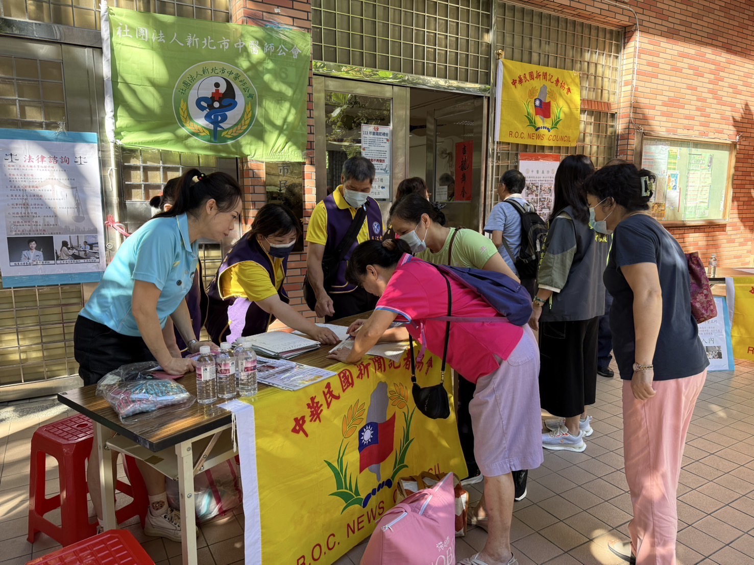 「中醫義診、法律諮詢、命理八字姓名學服務」，為板橋地區21個里民帶來全方位的專業服務。（記者 黃荷琇翻攝）