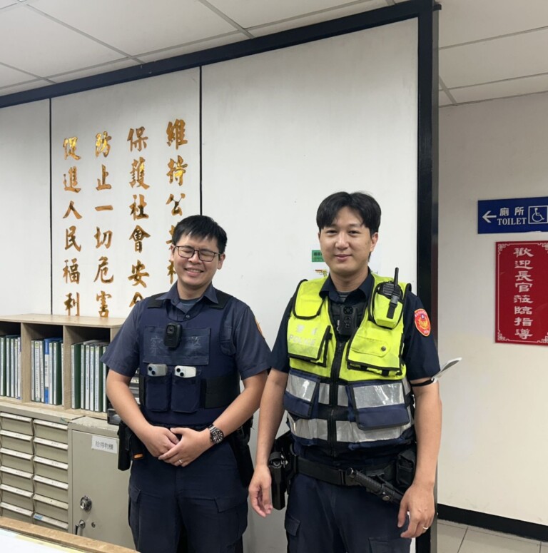 警員 （圖左）王崇信 ｀（圖右）鄭禧凡提醒家屬協助他們配戴留有聯絡方式的飾品或證件，例如手機或防走失愛心手鍊，以防走失情況發生時能迅速因應。（記者 黃荷琇翻攝）