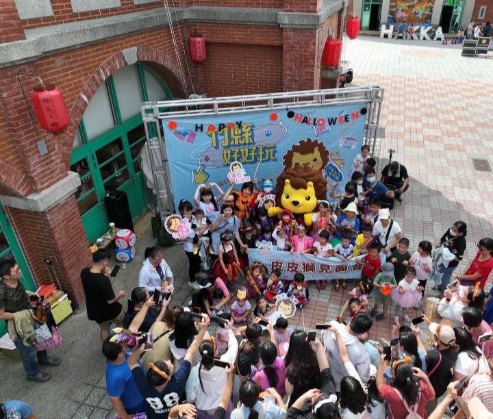 皮皮獅見面會在湖口好客文創園區，與粉絲遊客們一起狂歡。（圖/記者黃溎芬翻攝）