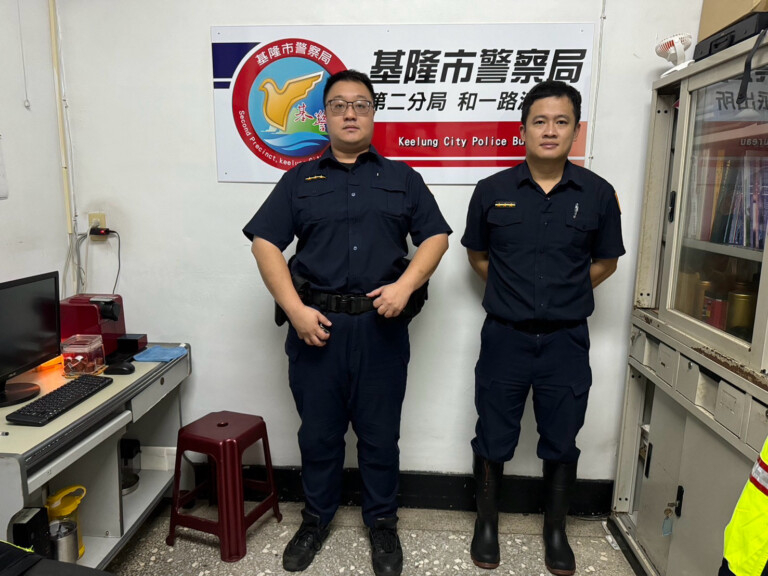 基隆市警察局第二分局和一路派出所警員潘禹叡（左）、鄭旭翔（右）。（記者薛秀蓮翻攝)