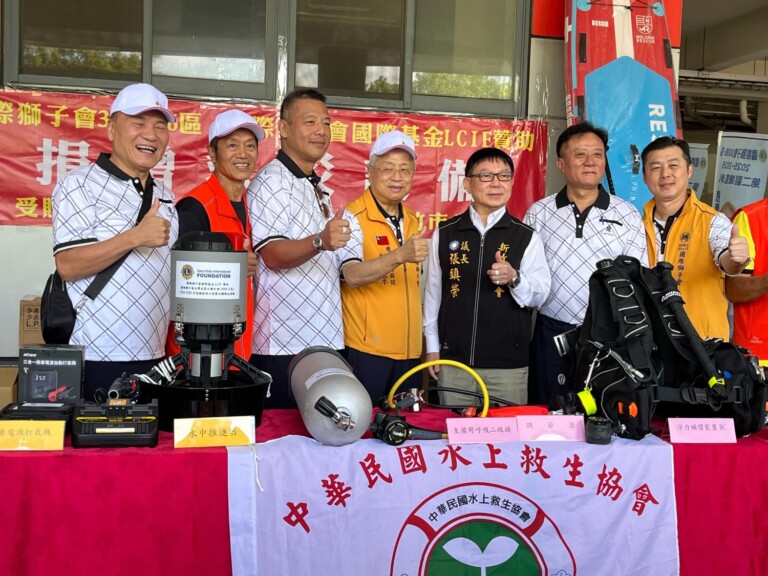 獅子會聯合捐贈中華民國水上救生協會新竹市分會救災裝備。（圖/記者林照東翻攝）