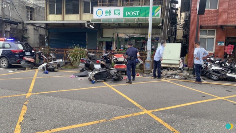 黃姓男子駕駛自小客車撞毀多輛警用機車`變電箱(記者徐煜勝翻攝)