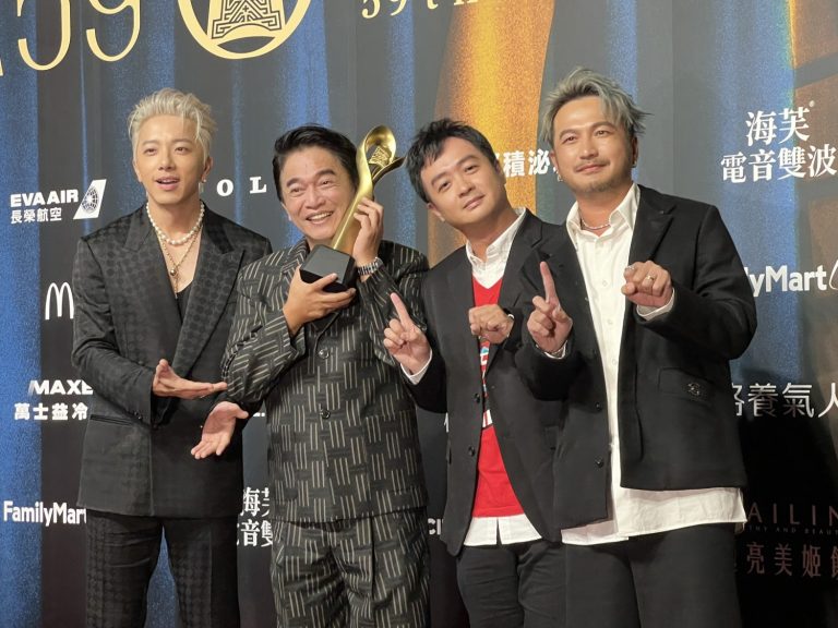 左起-坤達、吳宗憲、節目製作人、KID，憑《綜藝玩很大》拿下第59屆金鐘獎「最具人氣節目獎」。（圖/司徒攝）