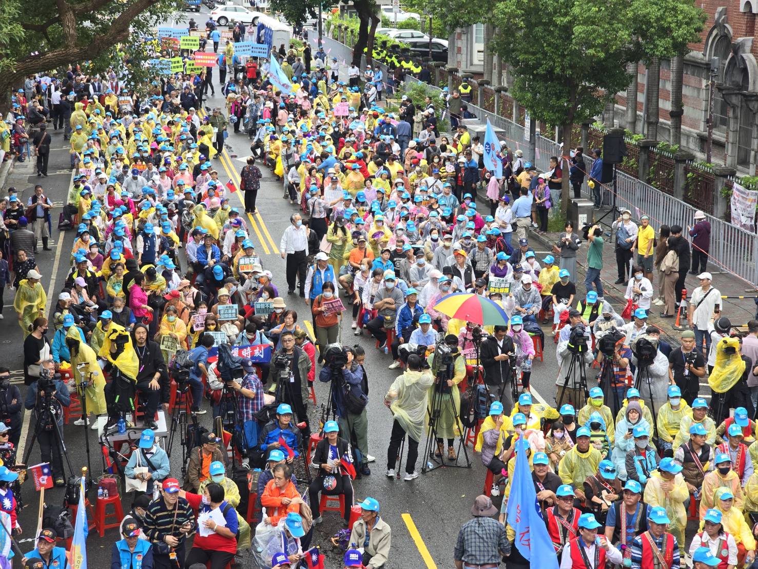 國民黨動員逾千名的原住民、農民以及醫護人員聚集在立法院外青島東路近中山南路申請集會區域表達訴求。(記者包克明 攝)