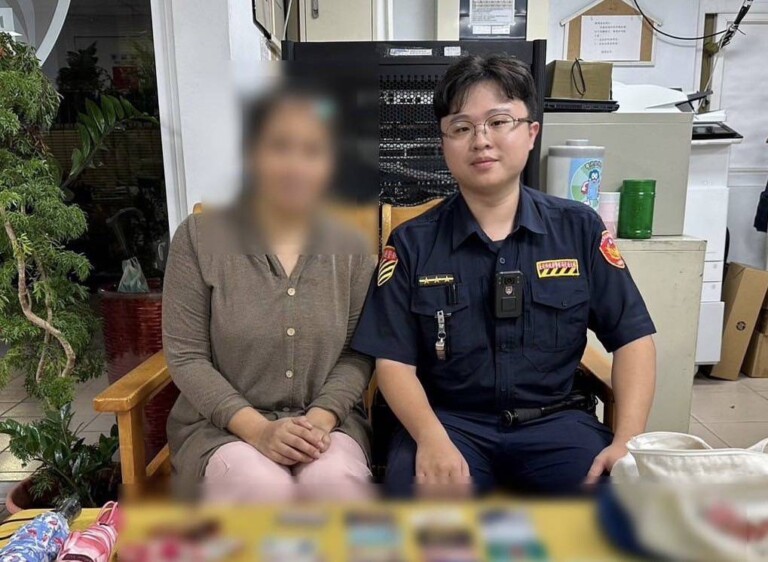 郭女感謝警員周韋佑（圖右）協助尋回失物，對於包內物品完好無缺表示十分感動。（記者 黃荷琇翻攝）