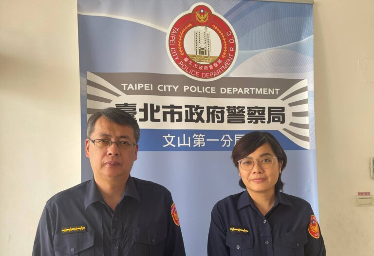 副所長陳志雄（圖左）與警員李婕如（圖右）對民眾的貼心關懷，也展現出在災害來臨時警方與各單位密切合作、快速反應的能力。（記者 黃荷琇翻攝）