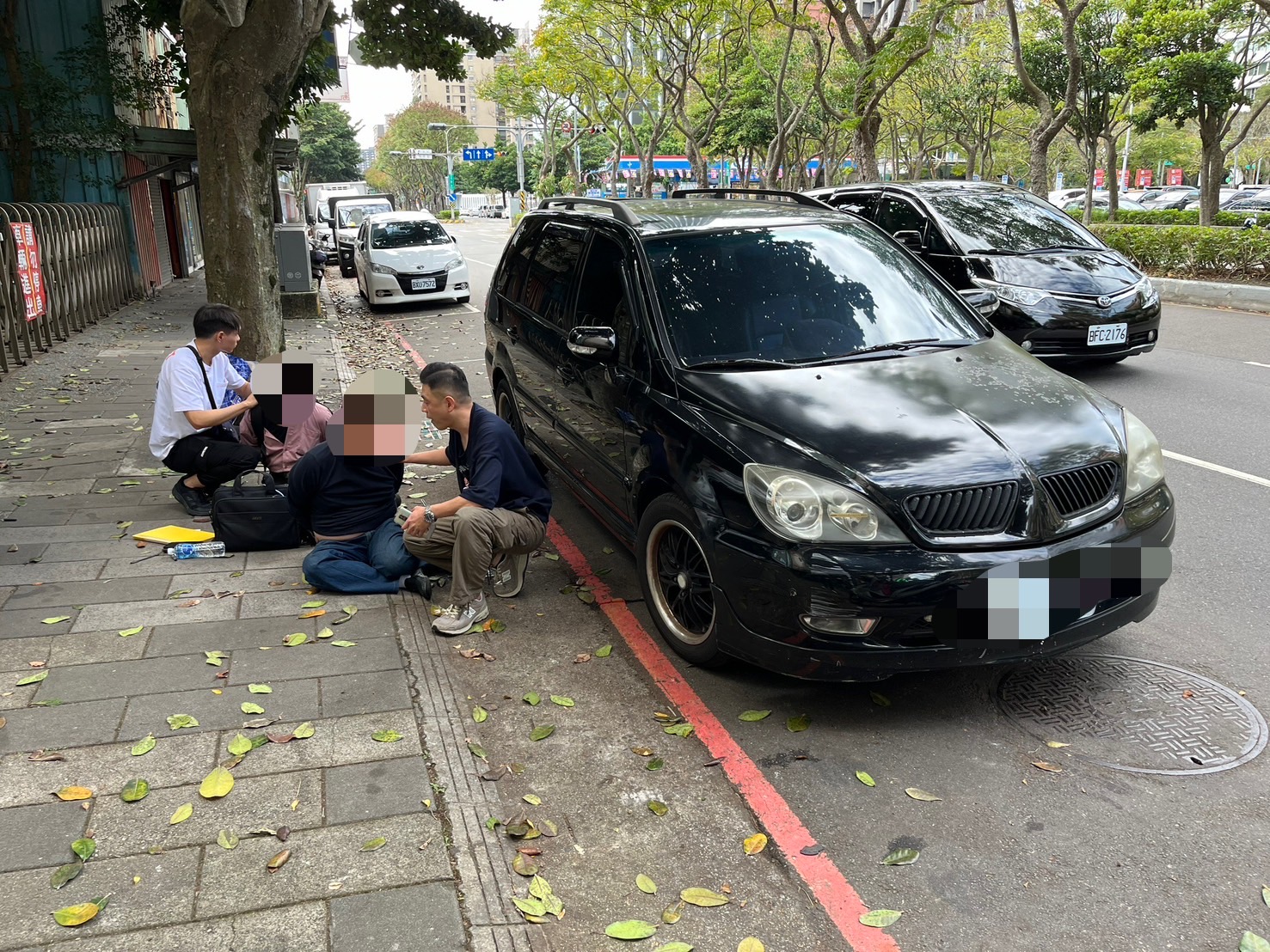 警方成功逮捕涉案的兩名詐騙車手。（記者 黃荷琇翻攝）