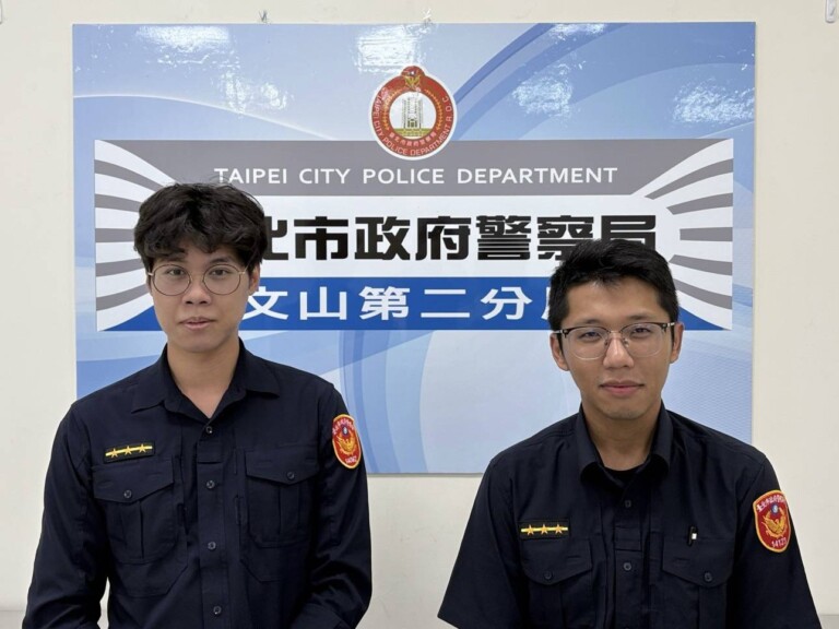 景美派出所警員吳汎礎（左）、余易展（右）將男童帶回派出所，並協助尋找其家人。（記者 黃荷琇翻攝）