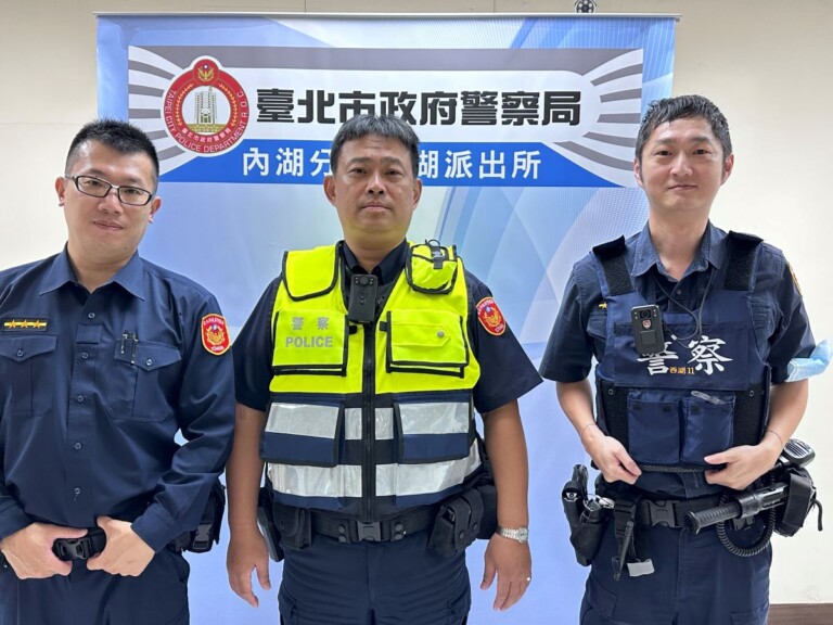 西湖派出所警員陳政偉(左)、副所長劉志中、警員蕭羿漢(右)。（記者薛秀蓮翻攝)