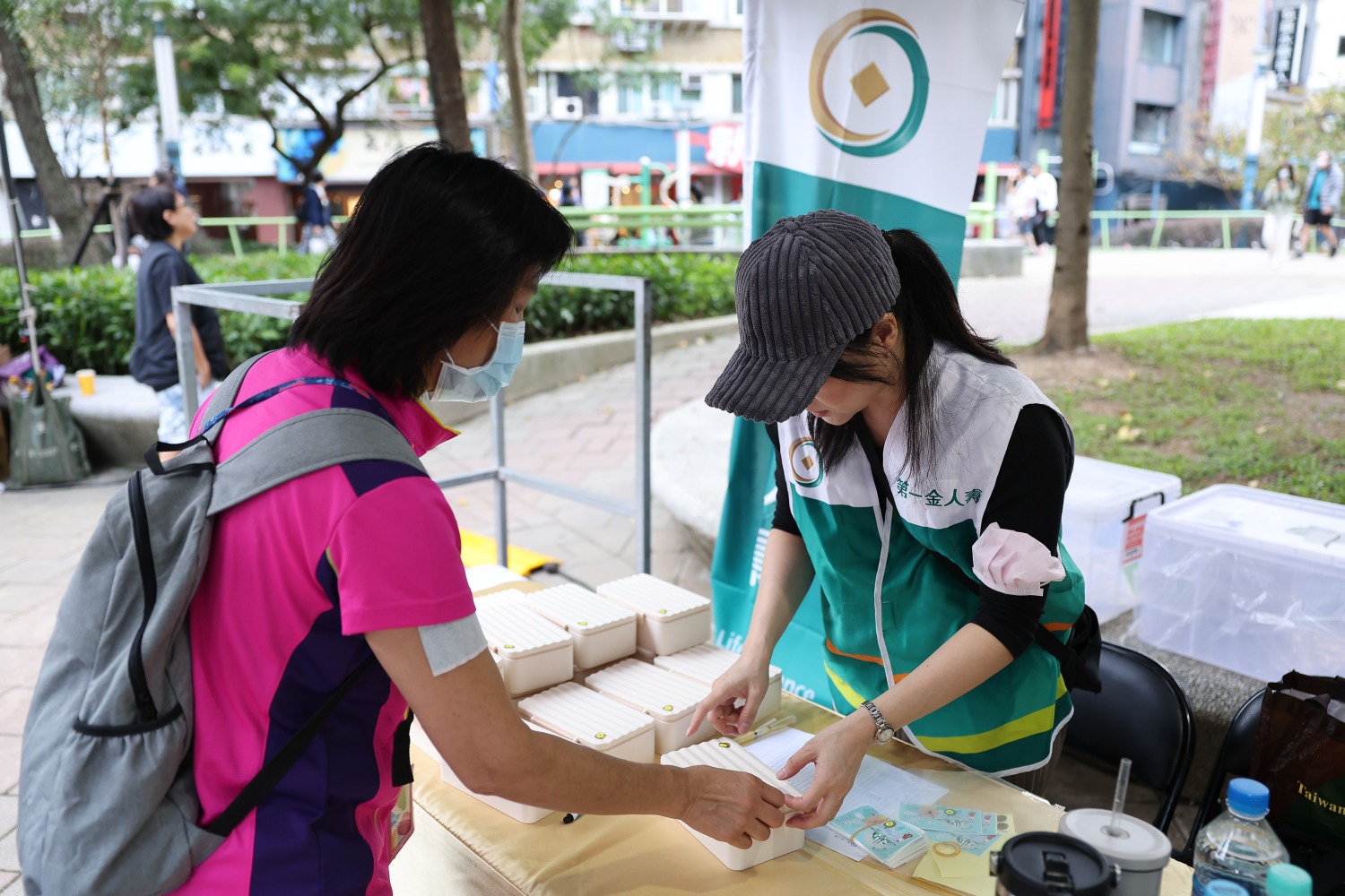 民眾租借餐盒。（圖/第一金人壽提供）