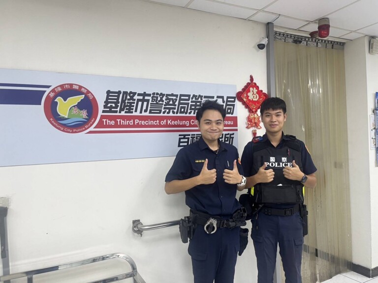 百福派出所警員高丞均（左）實務生廖宏鈞（右）。（記者薛秀蓮翻攝)