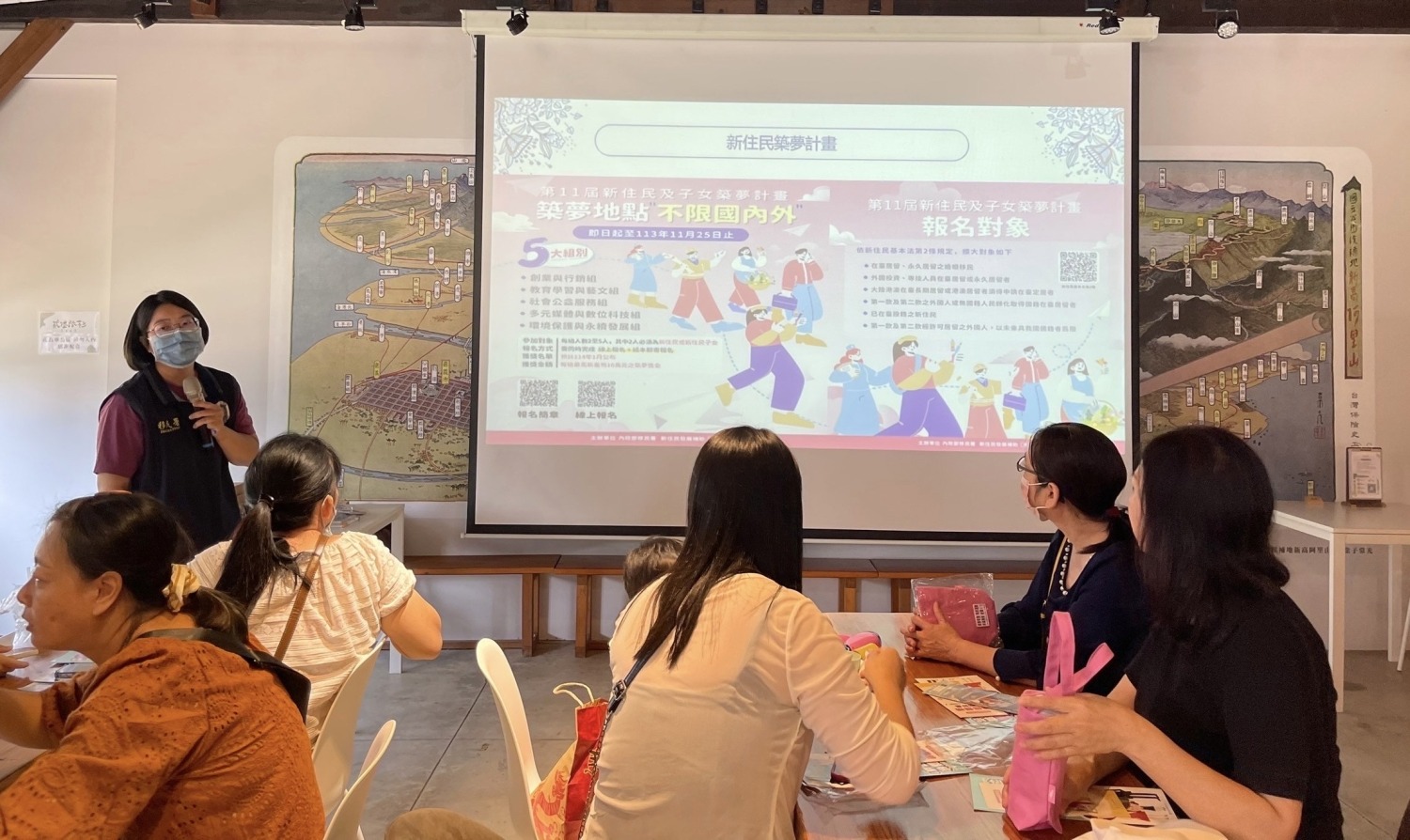 新住民朋友認真地聆聽嘉義市服務站說明第11屆新住民及子女築夢計畫報名資訊。（記者 張艷君翻攝）