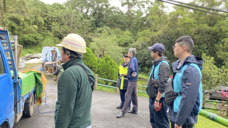 三峽警分局長劉文雄(右三)親自到場監督拆除作業(記者徐煜勝翻攝)