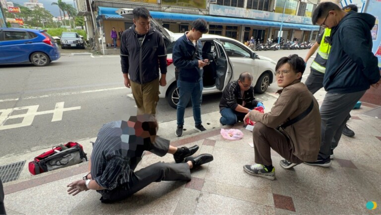 一旁埋伏的三峽分局刑警上前逮捕詐團取款車手(記者徐煜勝翻攝)