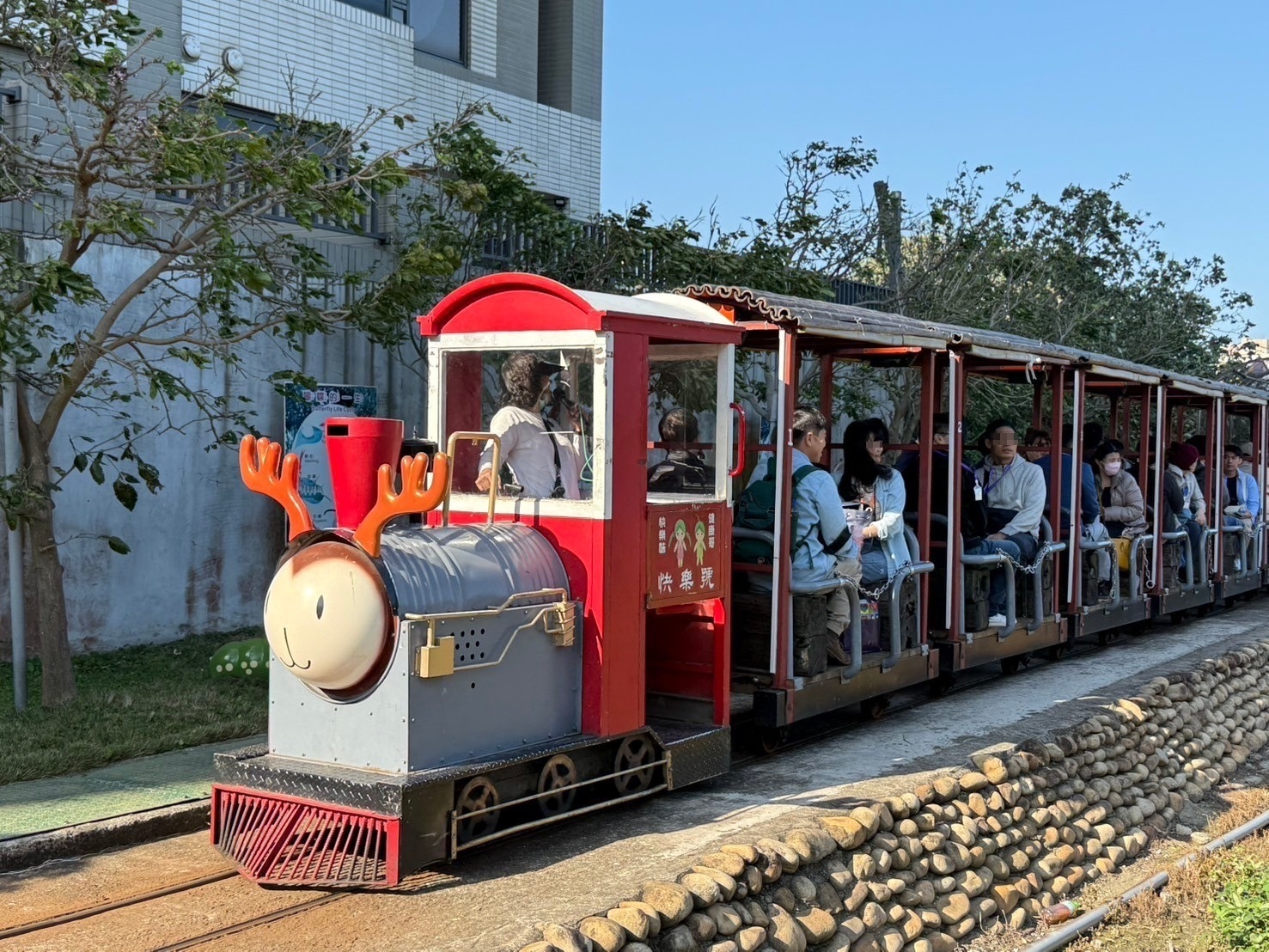 體驗搭乘槺榔驛的古輕便車，回溯日治時期的歷史文化。（圖/記者林照東翻攝）