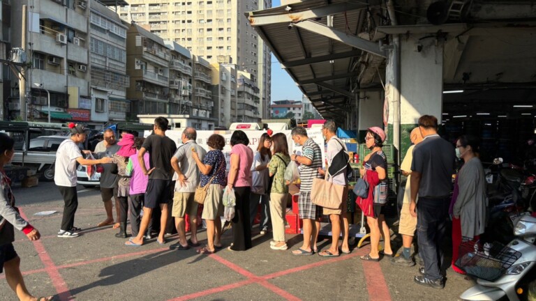 韓國蘋果台北、高雄台韓交流會吸引眾多在地蔬果商與居民的參與。(記者包克明翻攝)