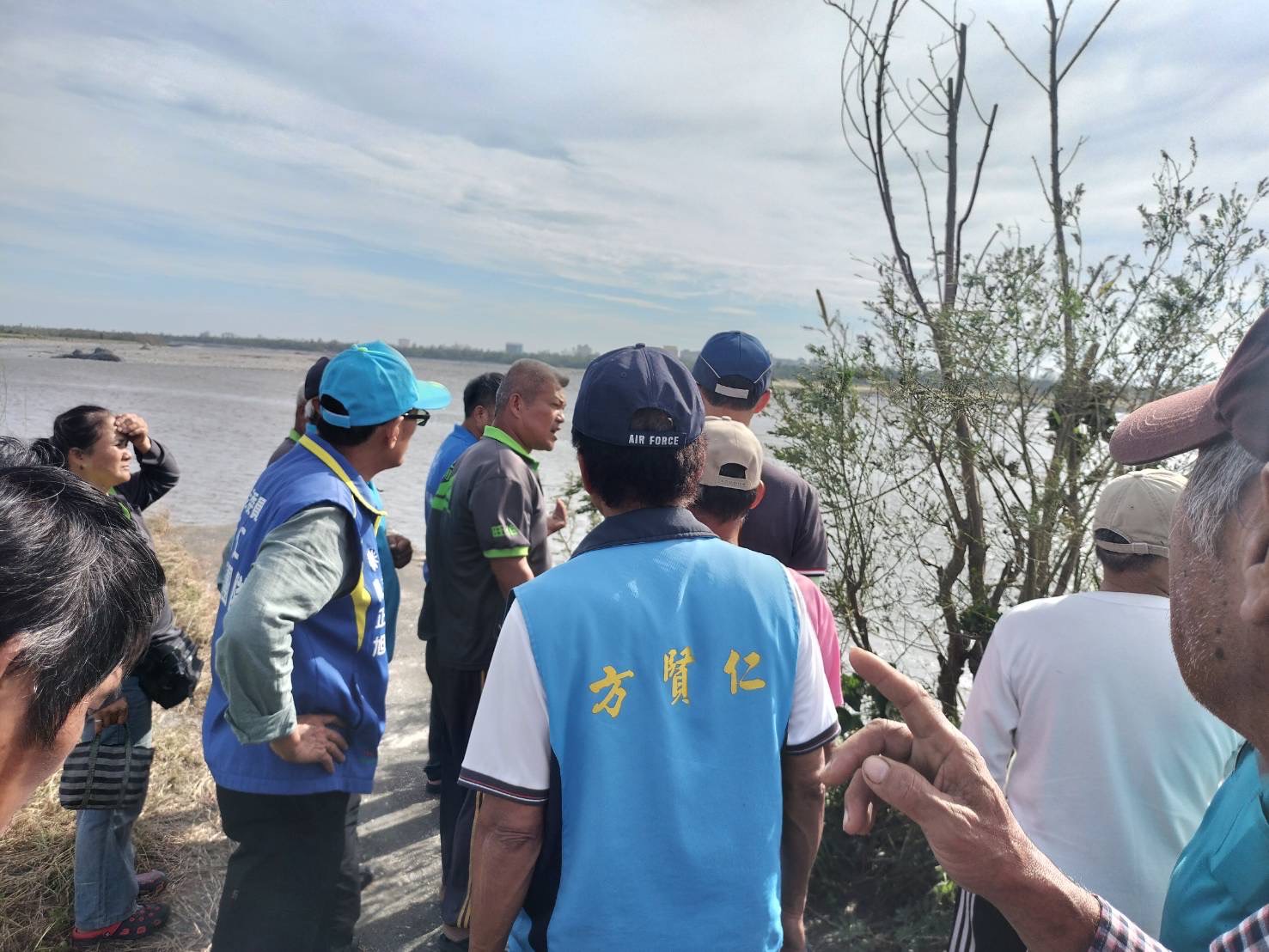 會勘過程吸引部分當地民眾一同參與，表達意見。(圖／黃仁國會辦公室)