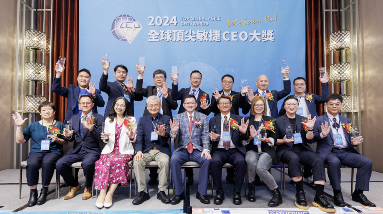 .2024全球頂尖敏捷CEO大獎14位得獎者與發起人周龍鴻博士(前排左五)、特別來賓毛治國博士(前排左四)合影留念(圖:專案經理雜誌提供)