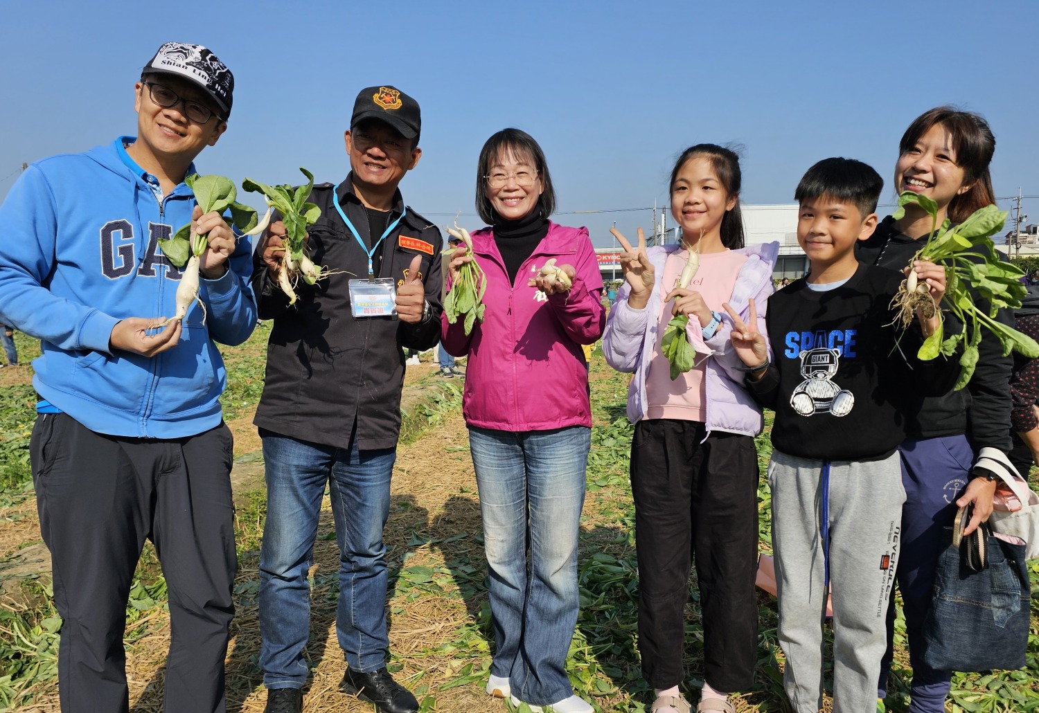 迎新年好彩頭、拔蘿蔔助公益活動全家福與貴賓合影留念。（圖/記者葉子綱攝）