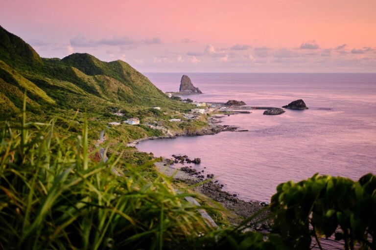 遠眺蘭嶼開元港，世界級的火山島景致，正等著你前來探索。(圖/業者提供)