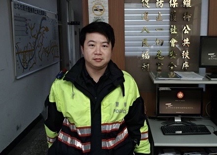 翠山所員警李明鋒建議，家屬可為失智長者配戴附有聯絡方式的飾品或身份證明配件，或申請「愛心手鍊」，避免走失風險。（記者 黃荷琇翻攝）