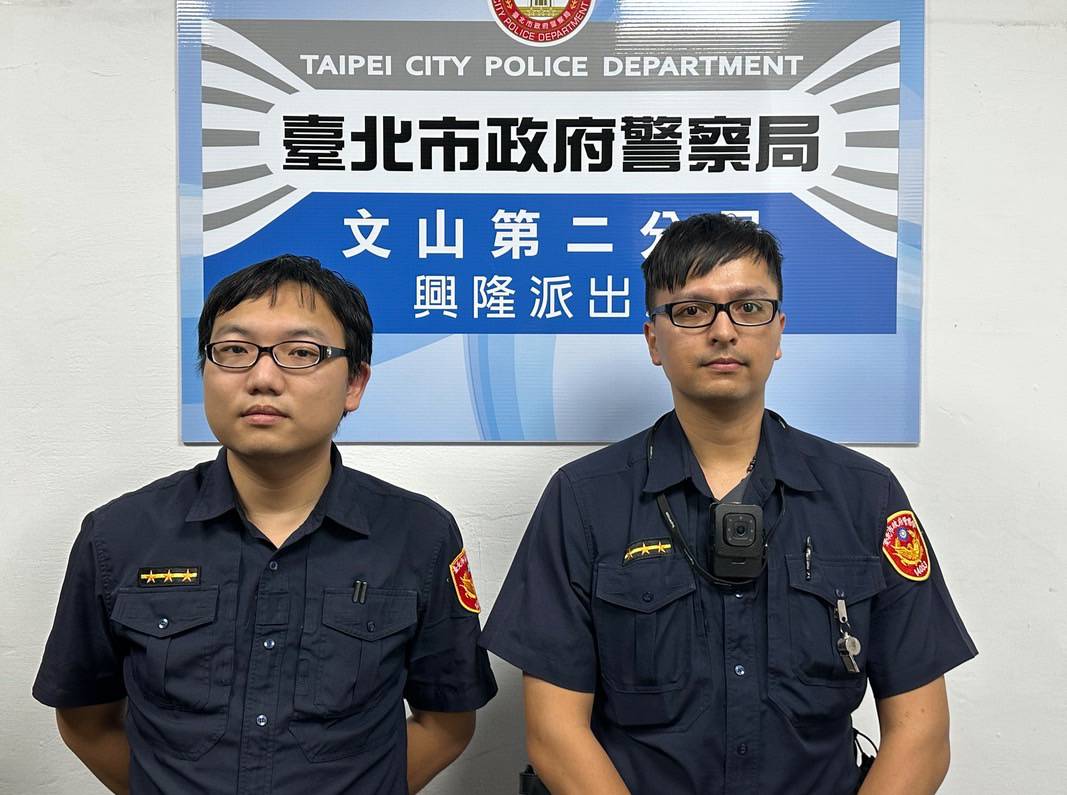 興隆派出所警員林伯勳(左)、警員胡柏峯(右)提醒，對於聲稱可保證高回報的投資機會，應保持高度警覺，切勿隨意提領大額現金或交付金錢。（記者 黃荷琇翻攝）