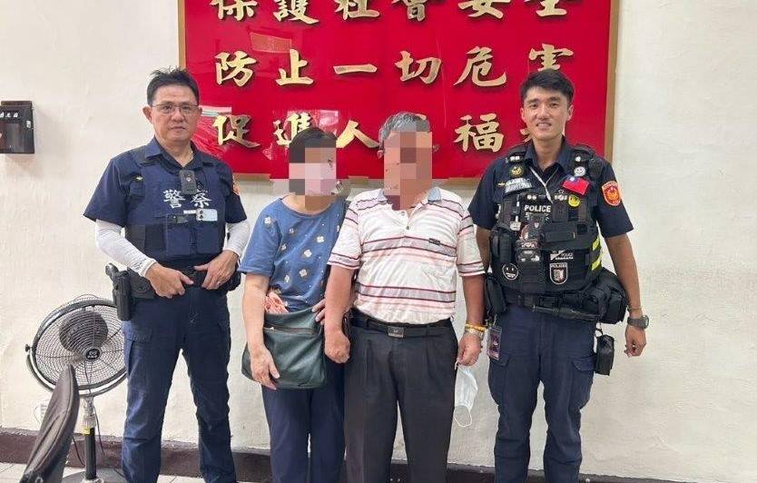 黃姓長者夫妻開心與二名員警合影。（記者 黃荷琇翻攝）