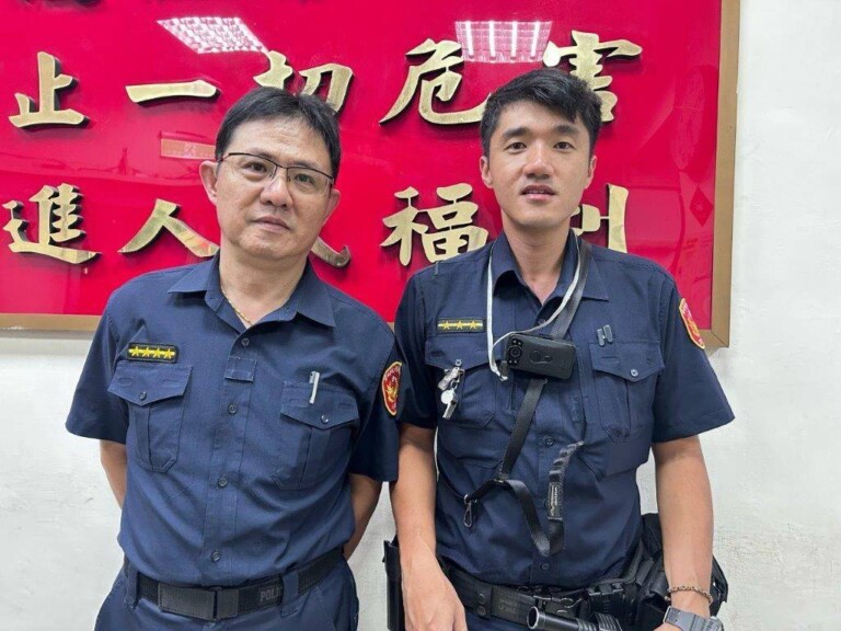 延平派出所副所長顏志輝(左)、警員賴奕廷(右)於巡邏時接獲一名長者李女士求助協尋其失蹤家人 。（記者 黃荷琇翻攝）