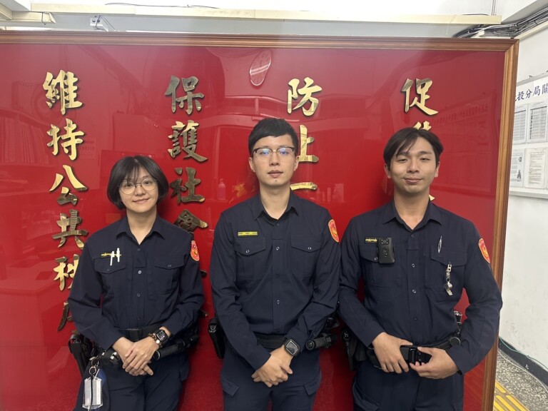 北投分局關渡所警員鄭伊珊（左）、所長何彥鋒(中)、胡哲瑋(右)。（圖/記者薛秀蓮 翻攝）