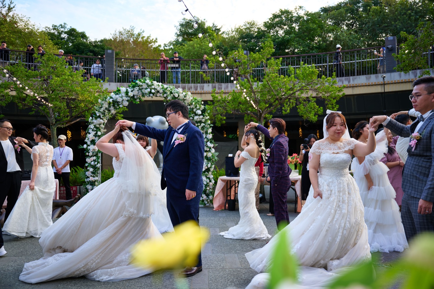 北捷規劃特色森林系婚禮派對，新人舞蹈同樂。(圖/台北捷運公司提供)