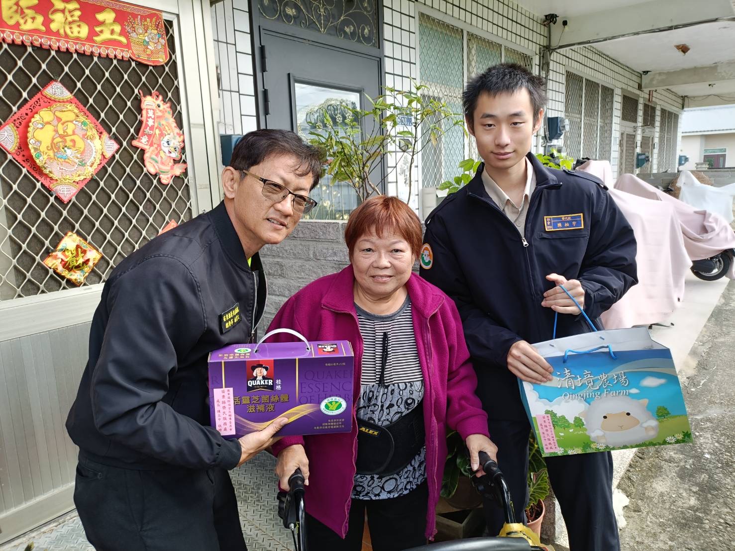 林總幹事致贈清境農場禮袋及營養品與遺眷湯阿姨。（記者 張艷君翻攝）