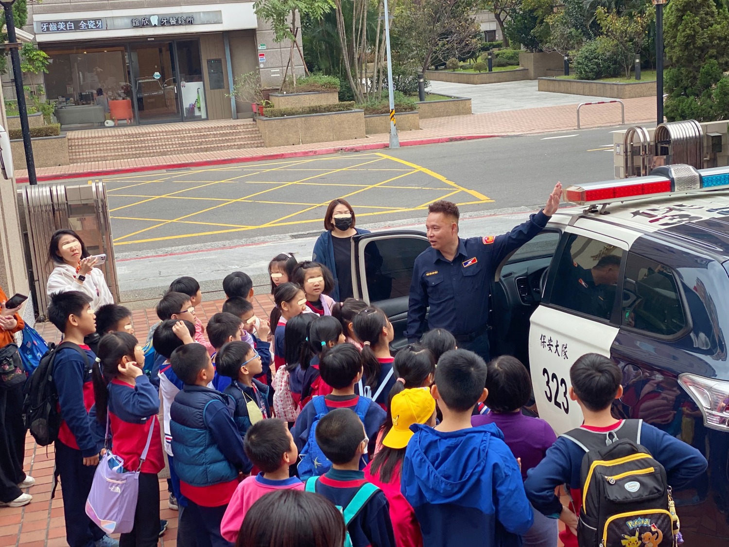 臺北市政府警察局保安警察大隊接待松山國小師生參訪（警用車輛介紹）。（圖/記者薛秀蓮 翻攝）