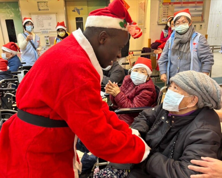 姬神父為93歲住民孫阿姨降褔，令她十分感動並不斷向神父說謝謝。（圖/記者黃溎芬翻攝）