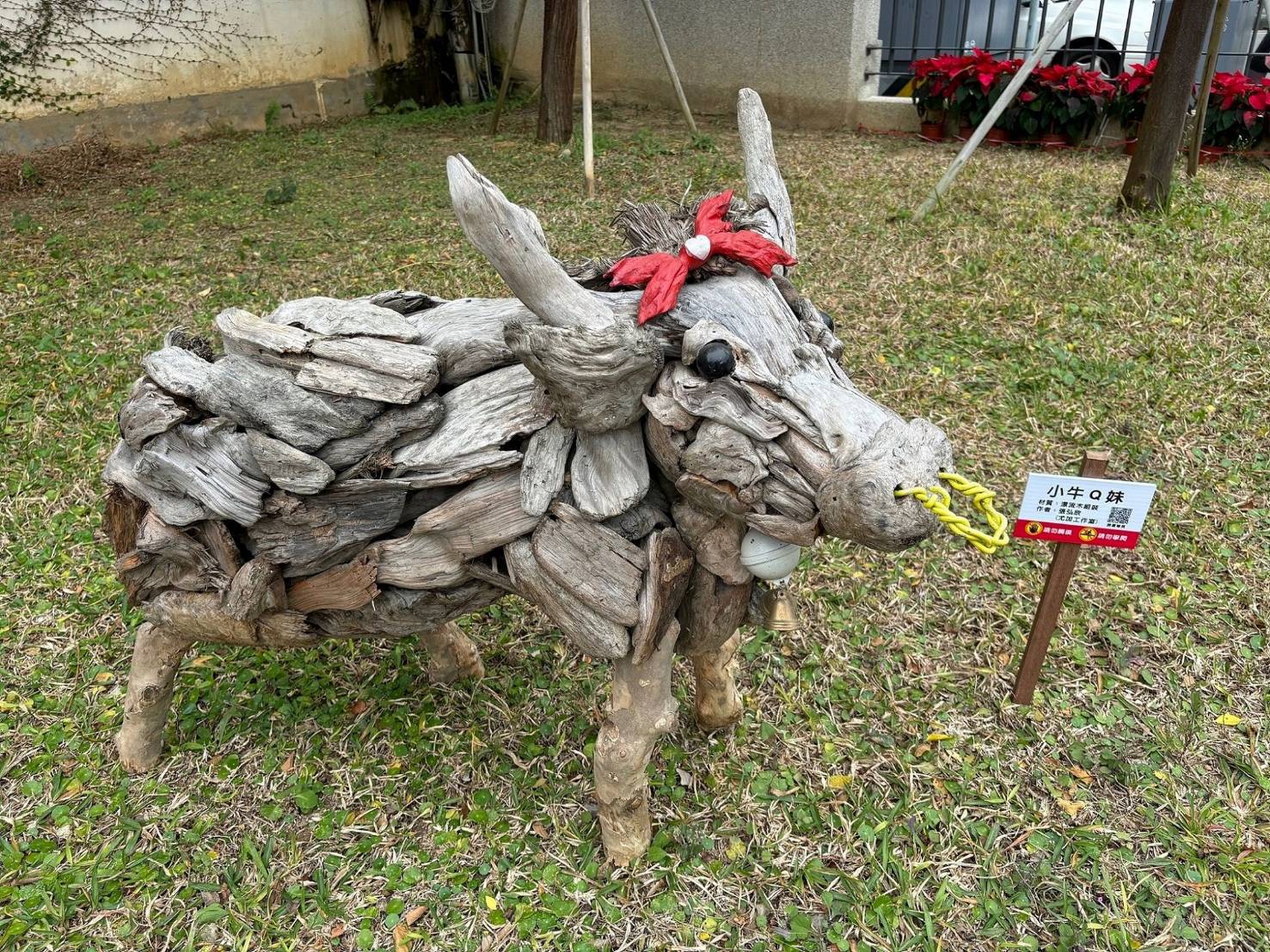 張弘欣作品〈小牛Q妹〉漂流木動物造型，維妙維肖。（圖/記者黃溎芬翻攝）張弘欣作品〈小牛Q妹〉漂流木動物造型，維妙維肖。（圖/記者黃溎芬翻攝）