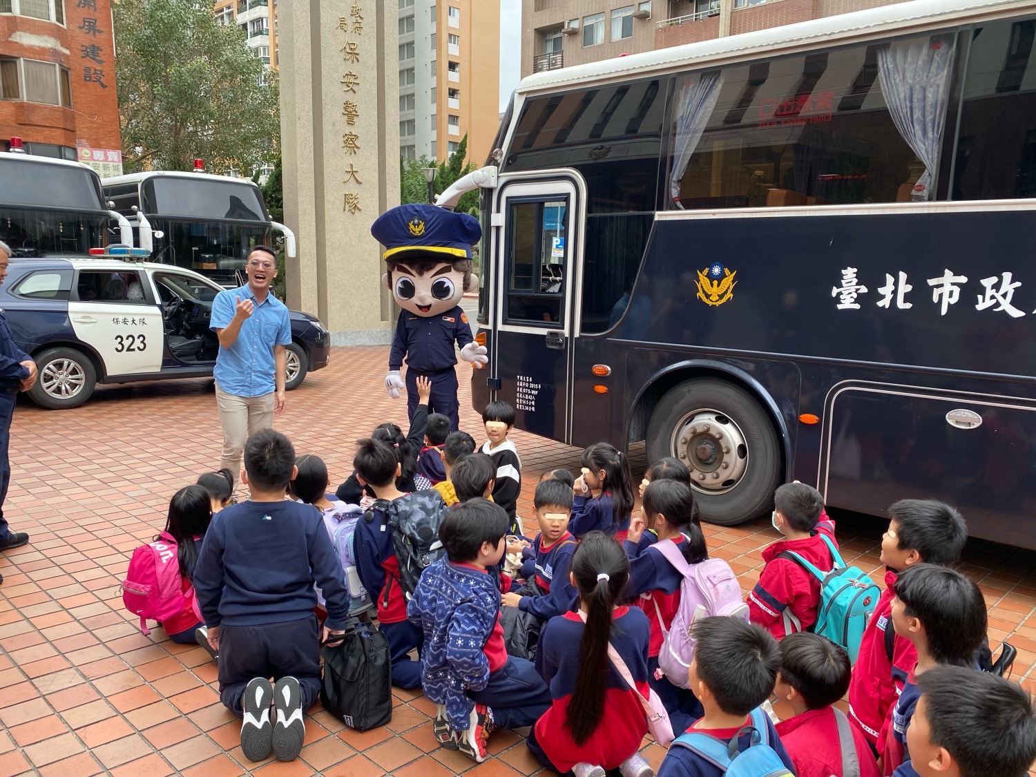 臺北市政府警察局保安警察大隊接待松山國小師生參訪（警用車輛介紹）。（圖/記者薛秀蓮 翻攝）