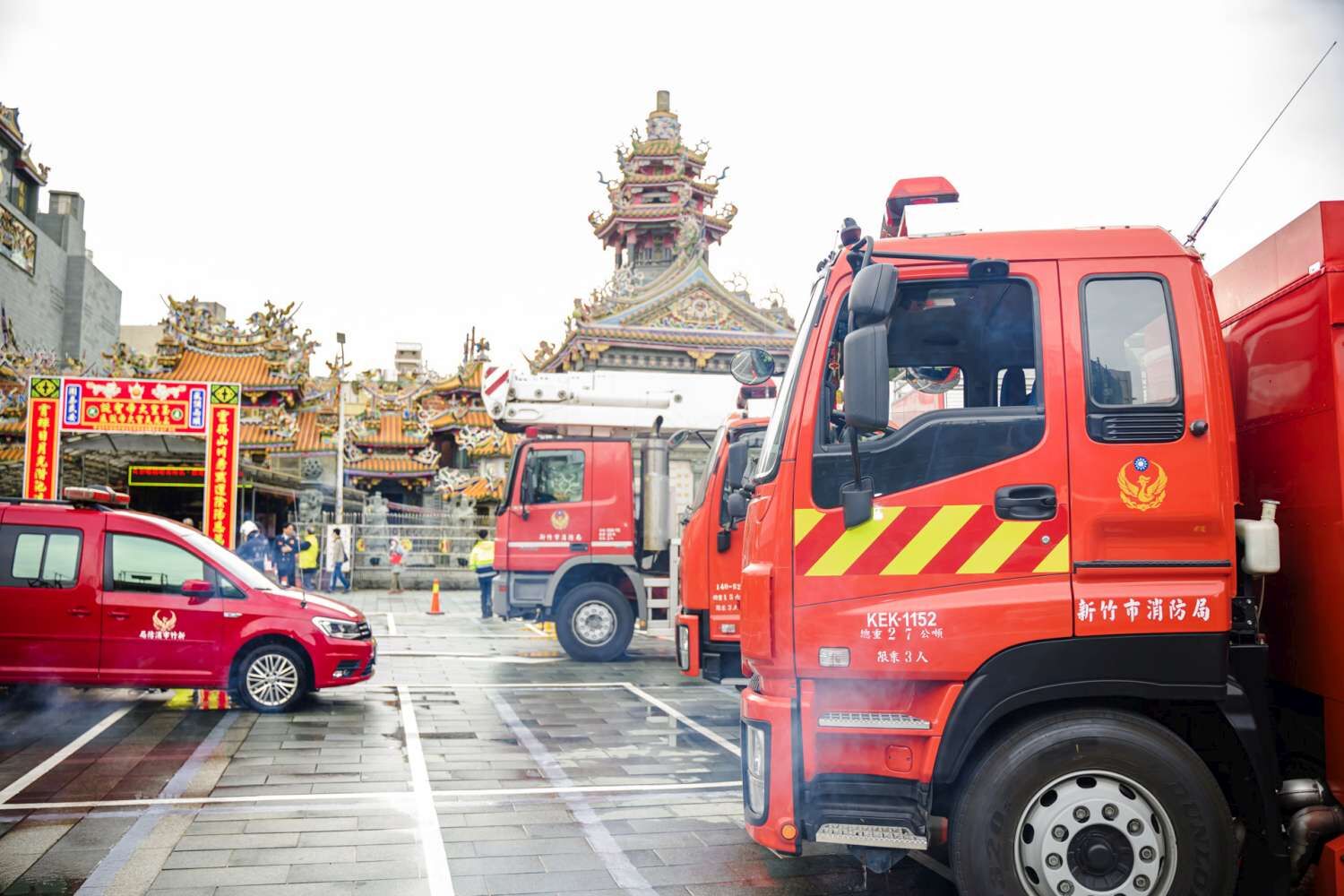 天公壇多年來捐贈消防車輛，包括雲梯車、救助材車與水庫車，並親自見證其公益善舉。（圖/記者林照東翻攝）