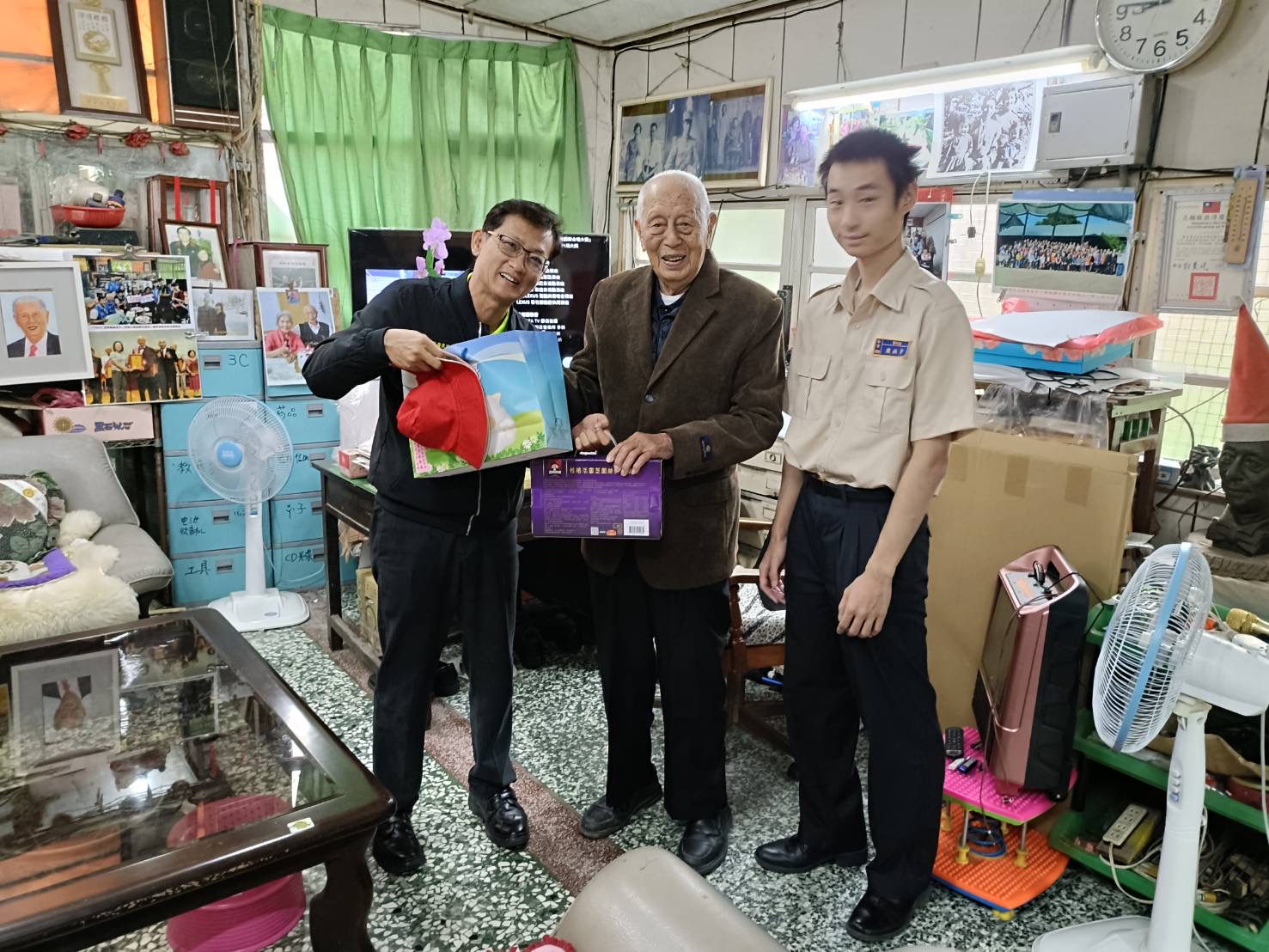 林總幹事致贈清境農場禮袋及營養品與百歲榮民陳○祿。（記者 張艷君翻攝）